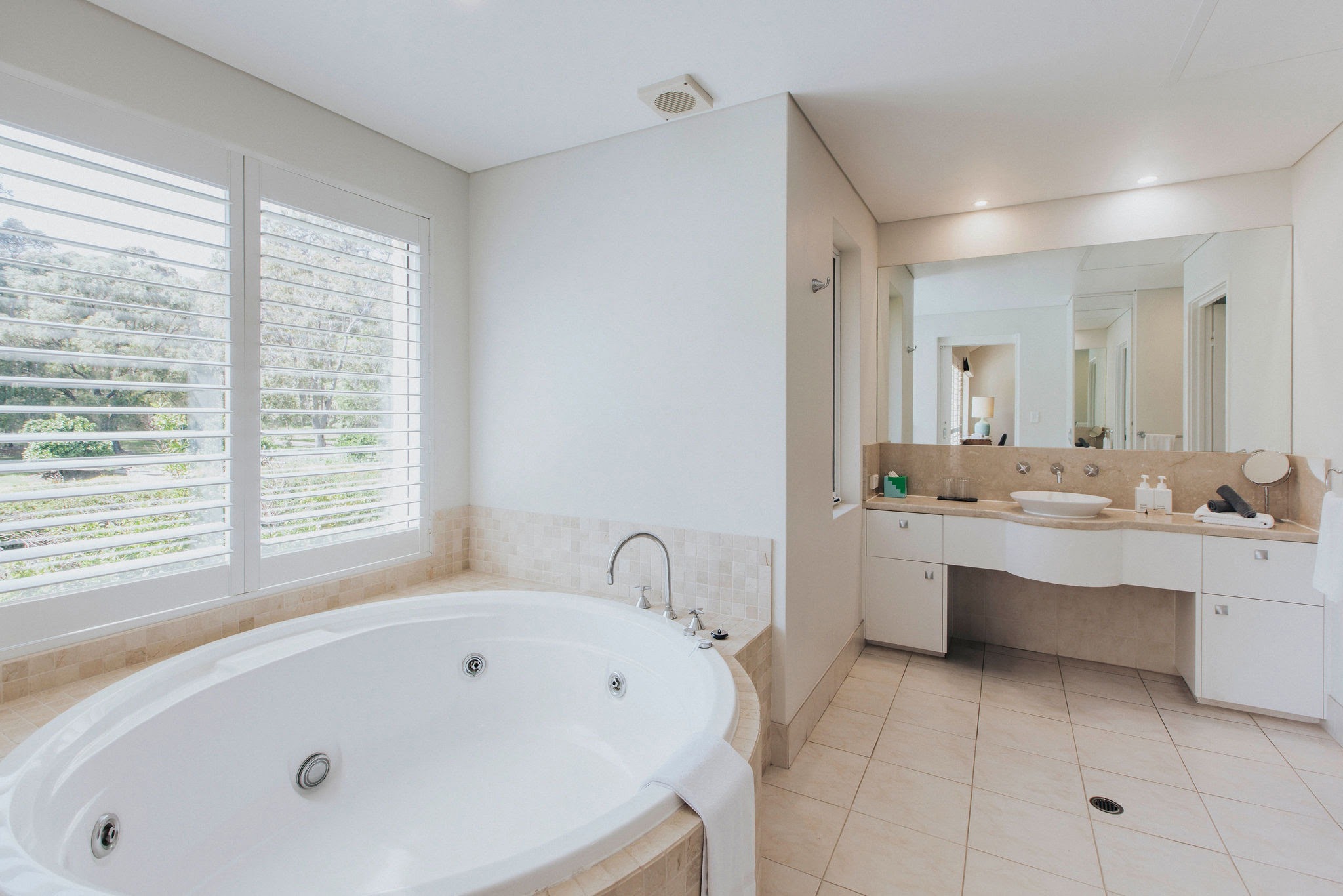 Lakeside room - bathroom
