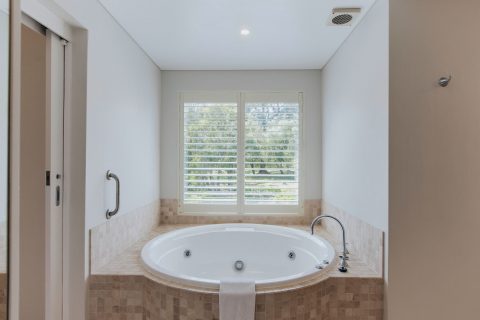 Lakeside room bathroom