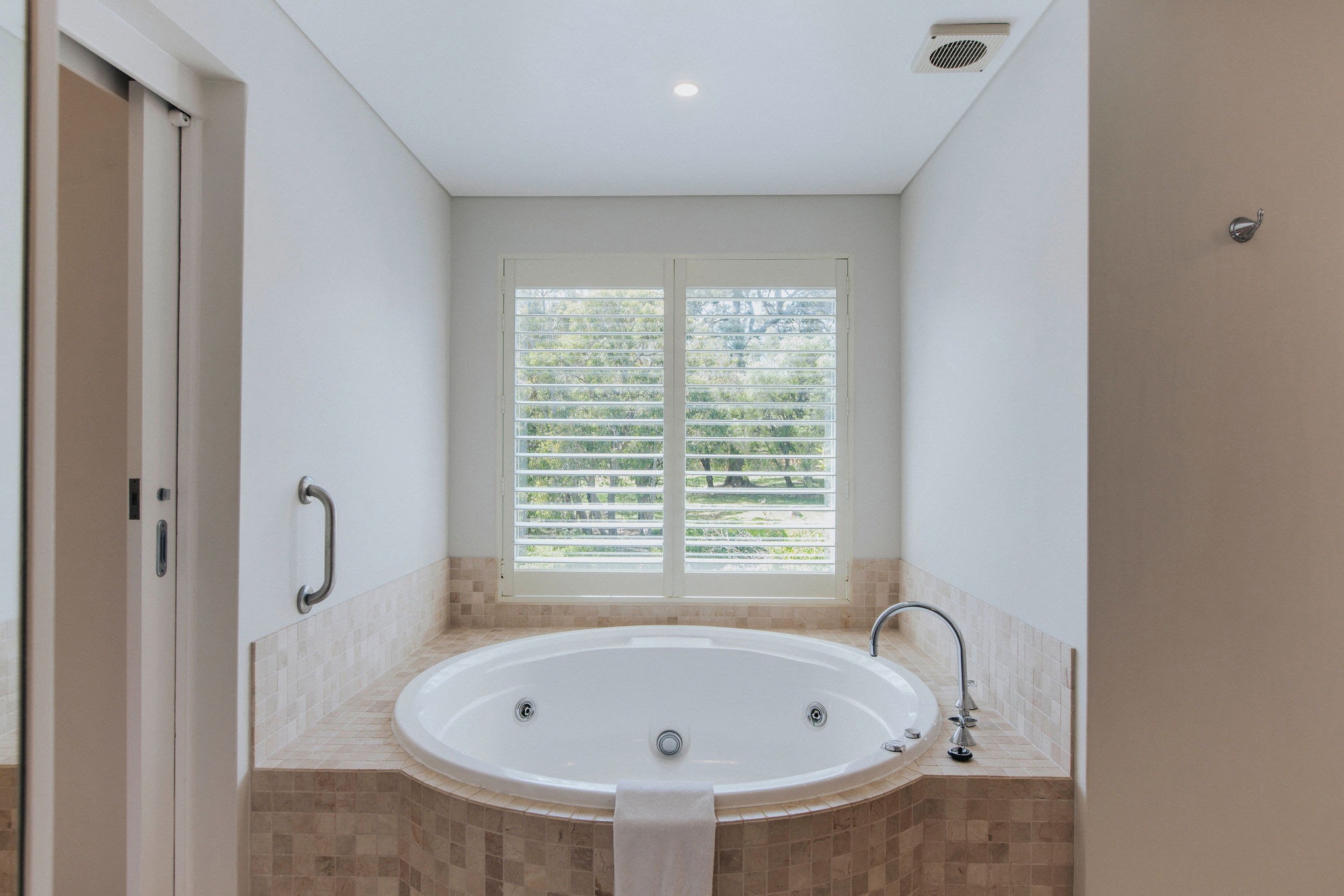 Lakeside room bathroom