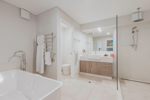 Garden Deluxe room bathroom