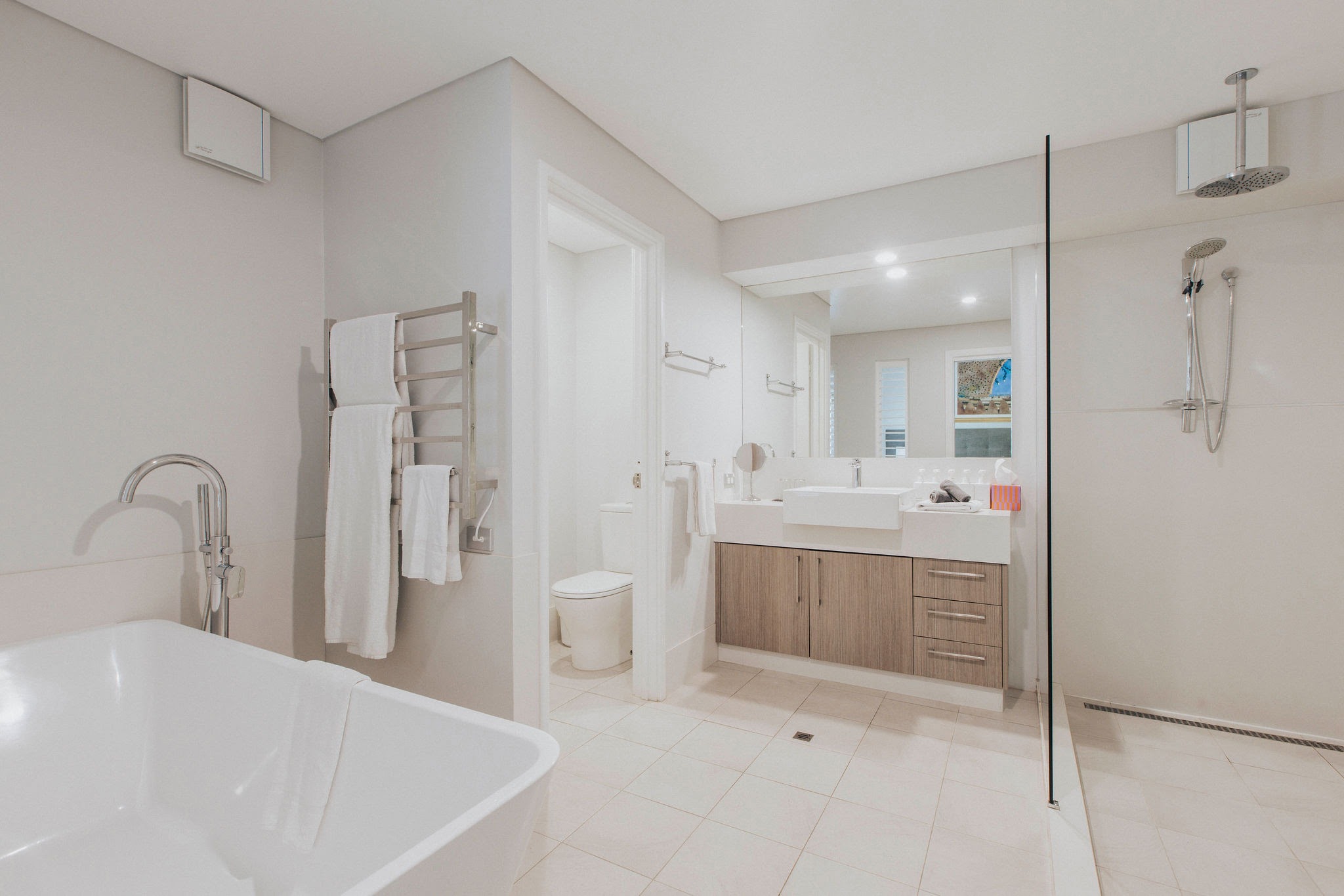 Garden Deluxe room bathroom