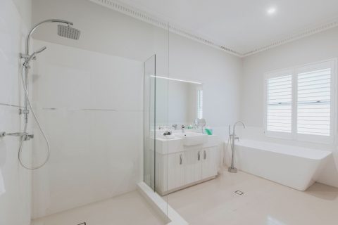 Lodge King Room 1 bathroom