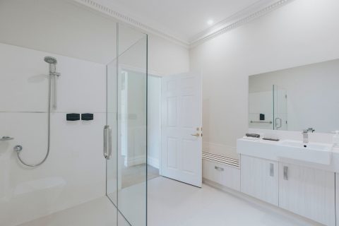 Lodge King Room 2 Bathroom