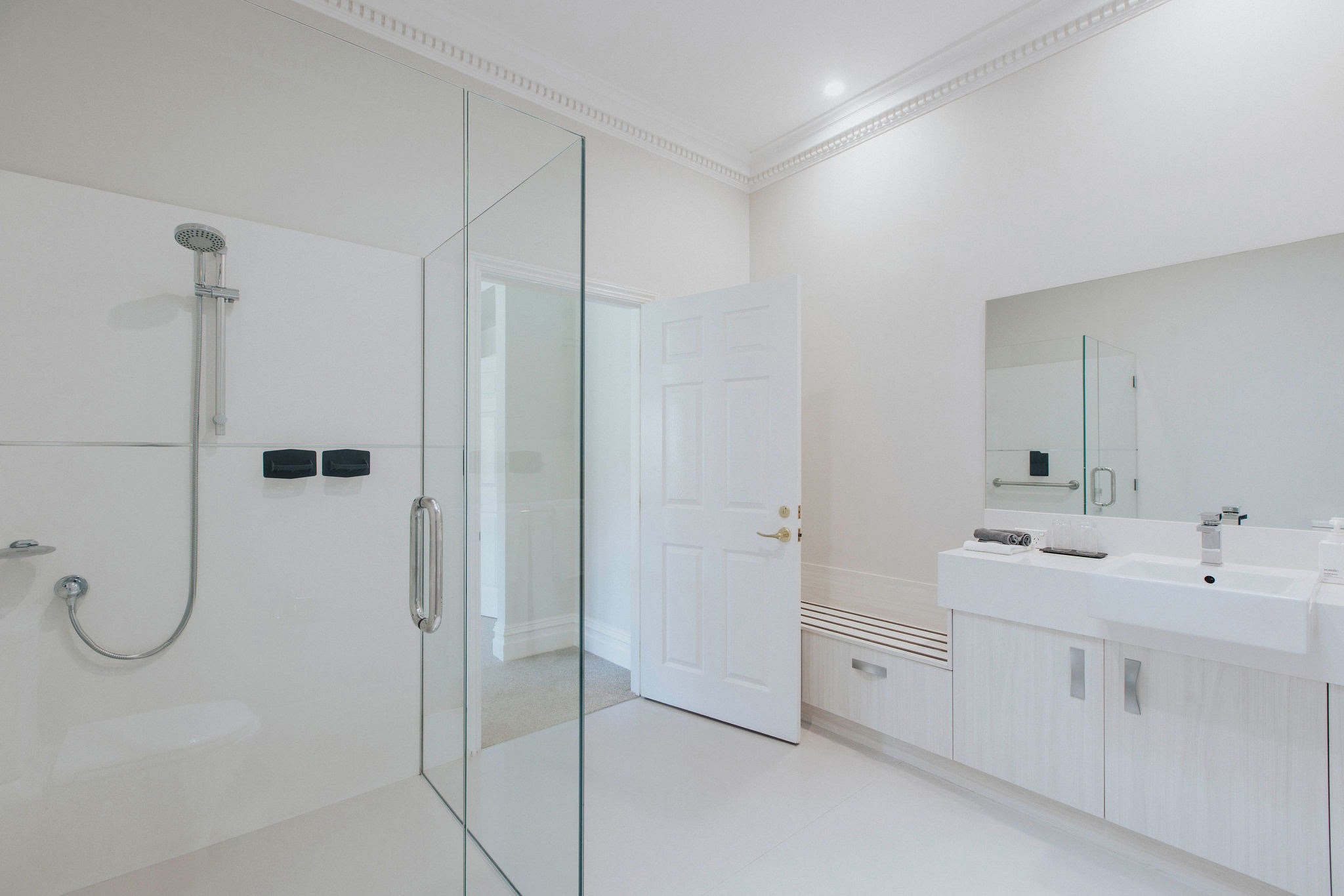 Lodge King Room 2 Bathroom