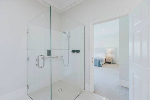 Lodge King Room 2 Bathroom