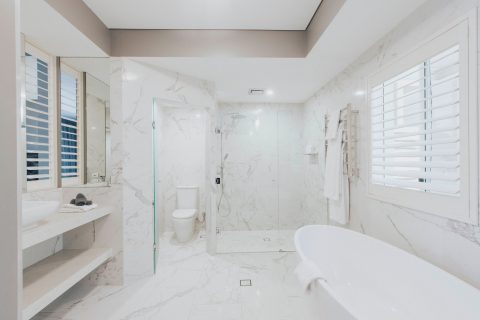 Lakeside Room 2 bathroom